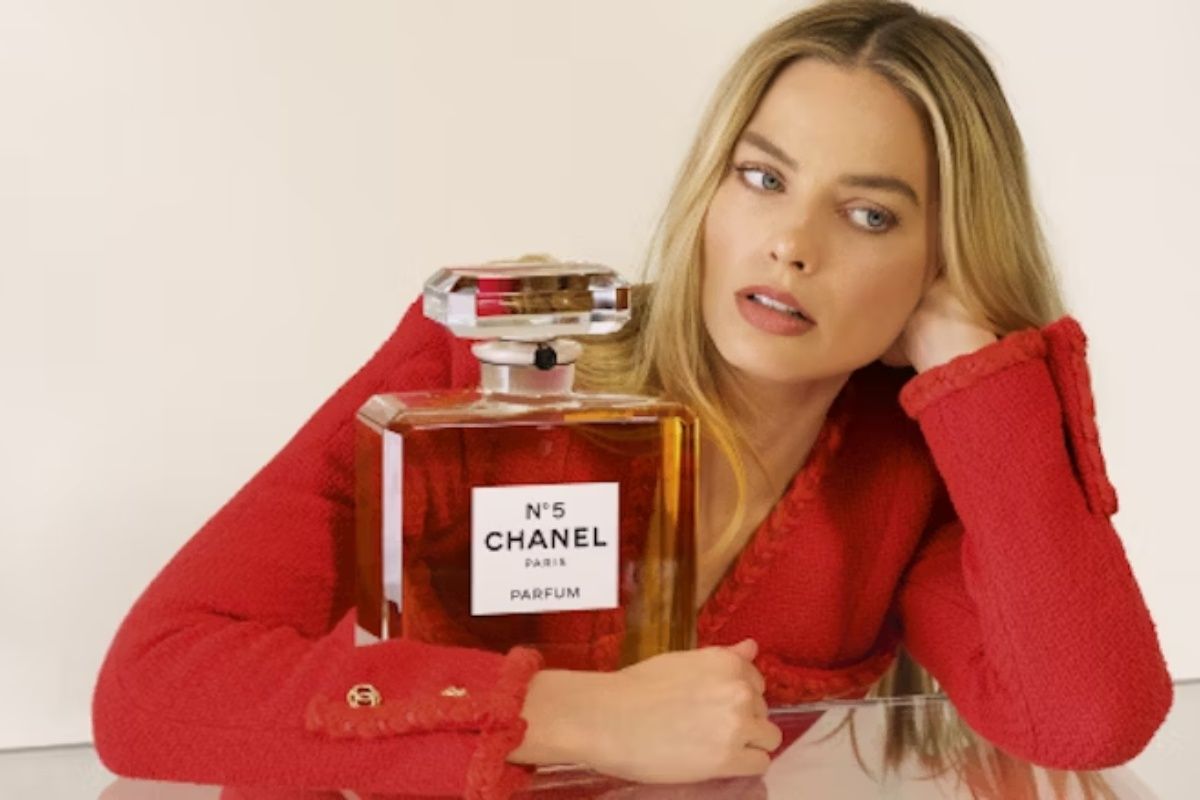 likewomangr chanel 5 margot robbie instagram 26bfecb6