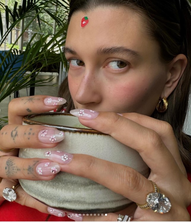 hailey bieber summer mani